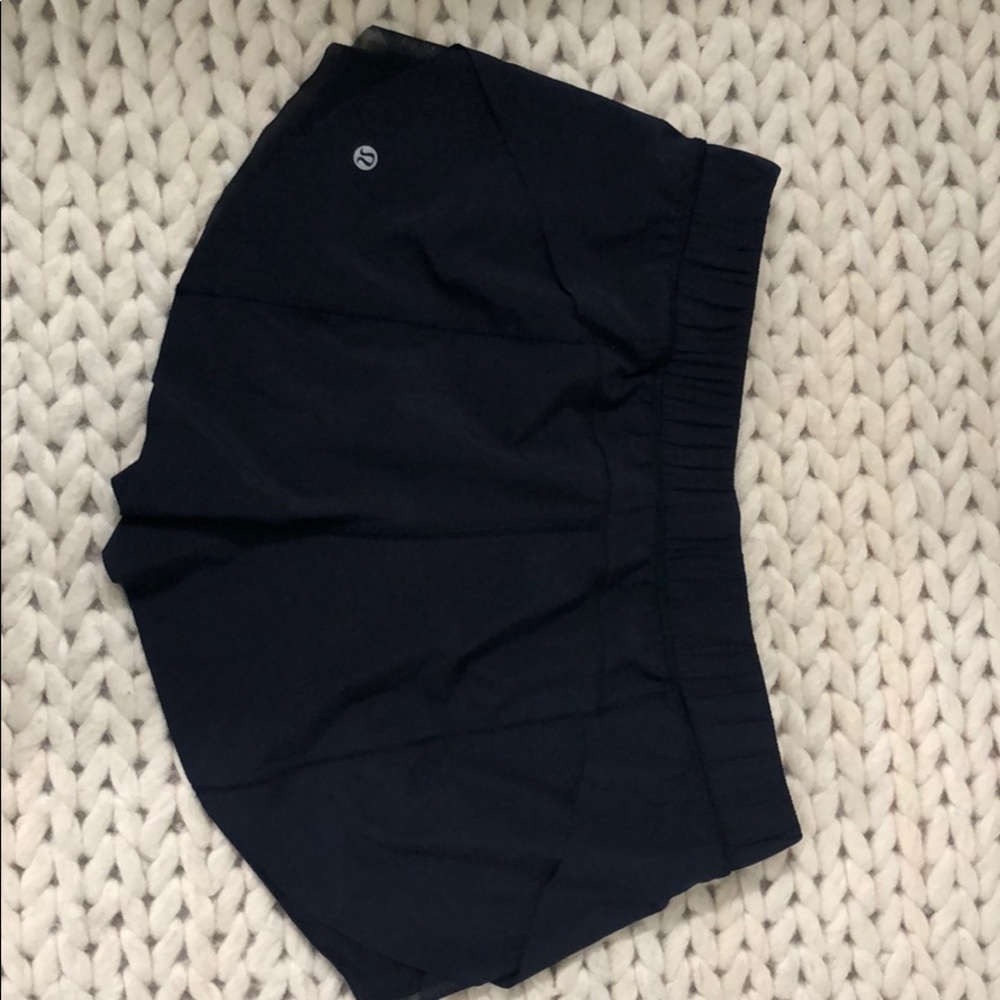 Lululemon size 4; used condition, blk no damage.small zip pocket